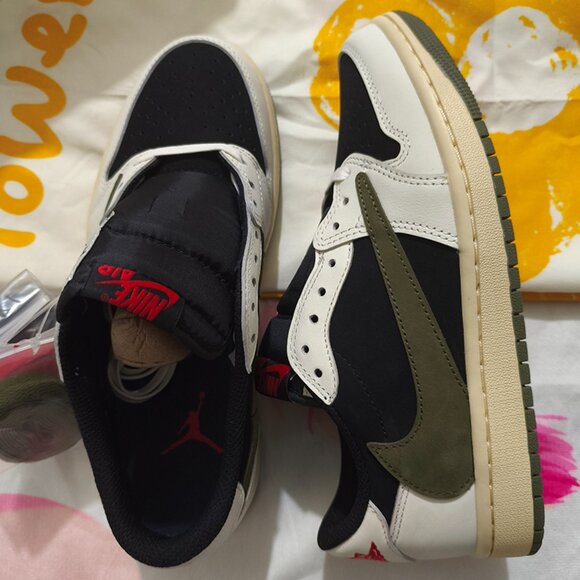 Nike Black And Green Olive Retro Basketball Shoes - Picture 7 of 8